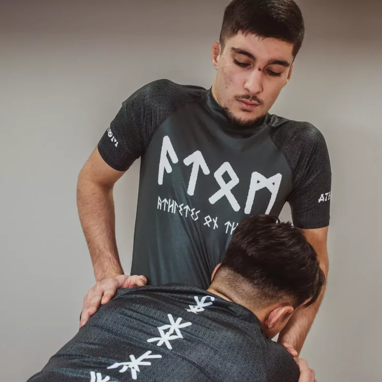 Rashguard grappling, modèle Northman avec 2 athlètes combattant