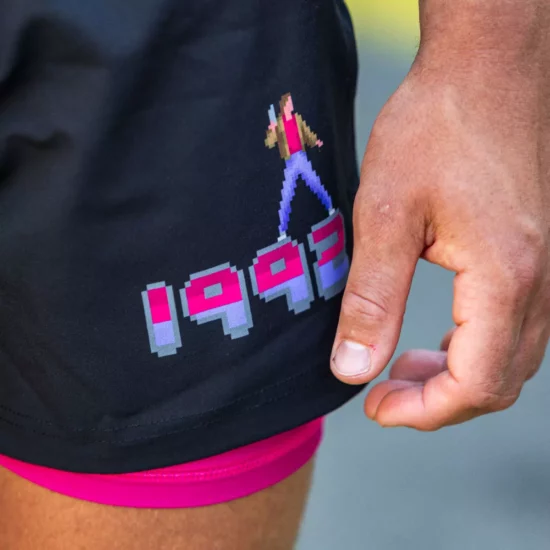 Détail du logo sur la cuisse gauche du short