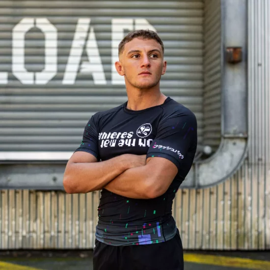 Un athlète pose avec un rashguard de Grappling, Flashback